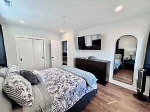 Room - Peaceful 2-bedroom apartment in charming Media perfect for relaxing stay (Media)