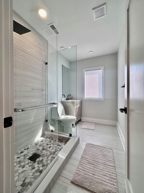 Bathroom - Peaceful 2-bedroom apartment in charming Media perfect for relaxing stay (Media)