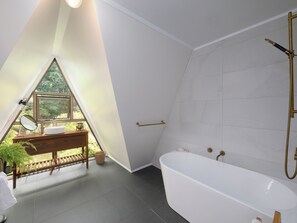Shower, hair dryer, towels, soap - Moana View - Paihia's best kept secret, sweeping ocean vistas with leafy gardens (Paihia)