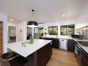 Microwave, oven, stovetop, dishwasher - Moana View - Paihia's best kept secret, sweeping ocean vistas with leafy gardens (Paihia)
