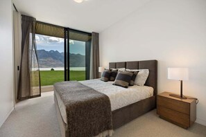 4 bedrooms, desk, iron/ironing board, WiFi - Wye Creek Residence by Sotheby's Luxury Rental Homes (Queenstown)