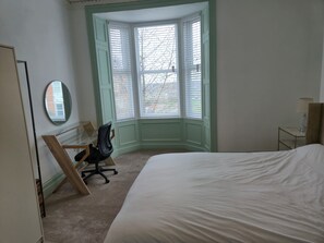 5 bedrooms, desk, iron/ironing board, travel cot - Cosy Spacious Coastal Stay (South Shields)