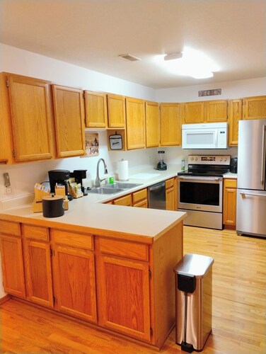 Current-ly Relaxing - 1 King & 1 Queen Bedroom, Full Kitchen, Bathroom & Parking
