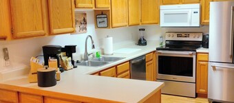 Current-ly Relaxing - 1 King & 1 Queen Bedroom, Full Kitchen, Bathroom & Parking