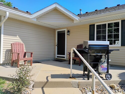 Current-ly Relaxing - 2 Queen Bedrooms, Private Parking, Full Kitchen & Bathroom