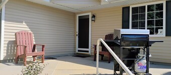Current-ly Relaxing - 2 Queen Bedrooms, Private Parking, Full Kitchen & Bathroom