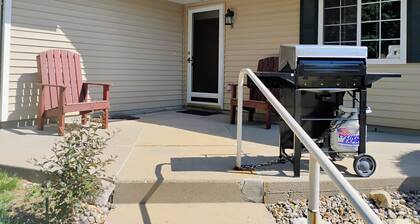 Current-ly Relaxing - 2 Queen Bedrooms, Private Parking, Full Kitchen & Bathroom