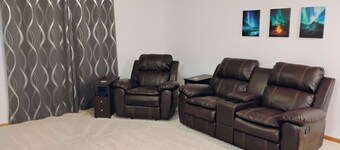 Current-ly Relaxing - 2 Queen Bedrooms, Private Parking, Full Kitchen & Bathroom