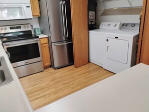 Frigorífico, microondas, horno y placa de cocina