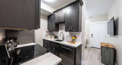 Cozy Main St Stay | King Bed + Loft Bed | Sleeps 3