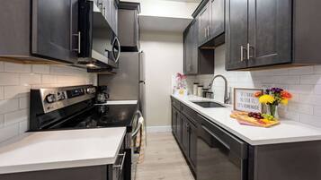 Coffee/tea maker, fridge, microwave, oven