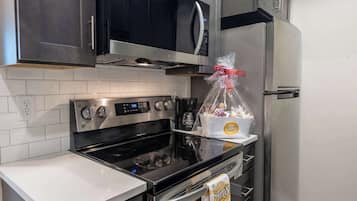Coffee/tea maker, fridge, microwave, oven