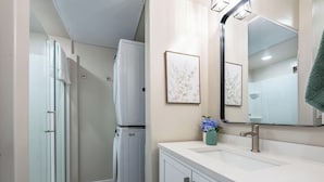 Shower, hair dryer, towels, soap - Main St Suite | King Bed + Loft Bed | Full Kitchen (Pleasant Grove)