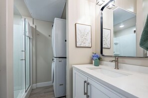 Bathroom - Main St Suite | King Bed + Loft Bed | Full Kitchen (Pleasant Grove)