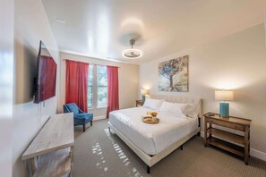 3 bedrooms, iron/ironing board, travel cot, WiFi - Upscale Suite with Spacious Living - Waffles too! (Pleasant Grove)