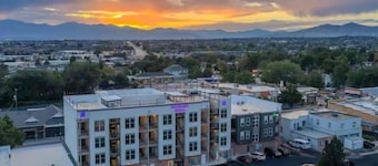 Upscale 3BR Retreat-Spacious Living - Waffles too!