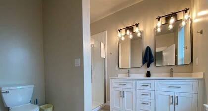 Upscale 3BR Retreat-Spacious Living - Waffles too!