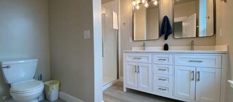 Upscale 3BR Retreat-Spacious Living - Waffles too!