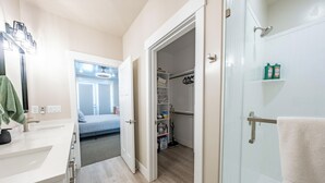 Dusj, hårføner, håndklær og såpe