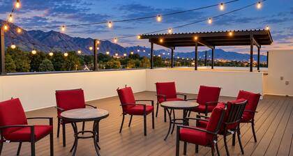 Upscale 3BR Retreat-Spacious Living - Waffles too!