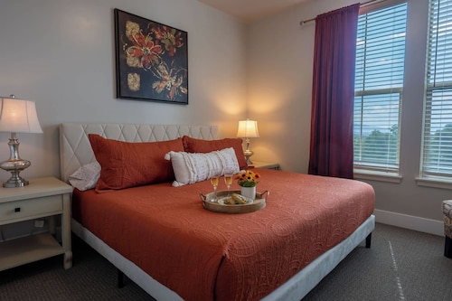 3BR Boutique Suite | 2 Kings | Sleeps 6