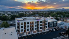 Unclassified image, 3 of 23, button - 3BR Boutique Suite | 2 Kings | Sleeps 6 (Pleasant Grove)