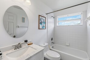 Een haardroger, handdoeken, zeep, shampoo