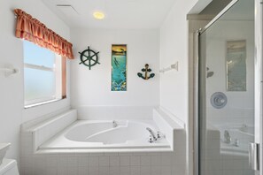 Een haardroger, handdoeken, zeep, shampoo