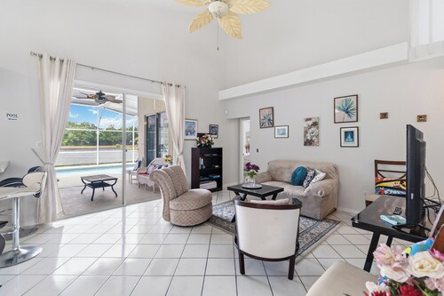 Spacious 4-bedroom Pool house in charming Kissimmee Close to Disney  with Wi-fi