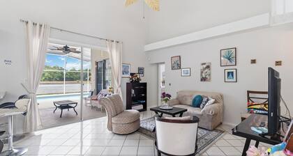 Spacious 4-bedroom Pool house in charming Kissimmee Close to Disney with Wi-fi
