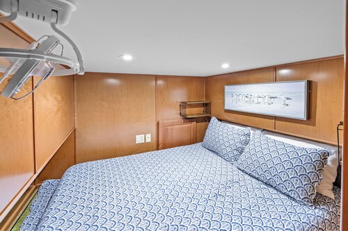 New Listing-Volunteer Hideaway Houseboat -Walk to UT Sports and Dwntwn Knoxville