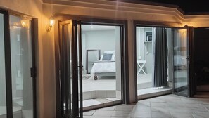 Una habitación de hotel moderna con una cama, un escritorio y una silla.