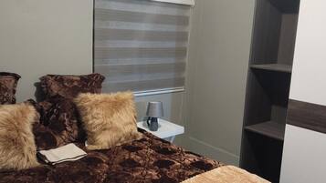 Room, 6 Bedrooms | Living room