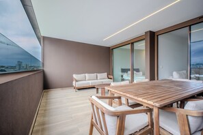 Outdoor dining - One-bedroom apartment with pool and panoramic views of the Douro River (Vila Nova de Gaia)