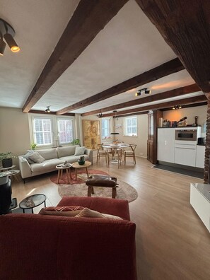 Living area - Vissershuisje Achterom 4: Charming, authentic fisherman's cottage. (Zandvoort)