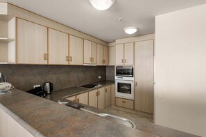 Microwave, oven, stovetop, dishwasher - Sky-High Luxury - Sun City 1501 (Gold Coast)