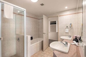 Hair dryer, towels, soap, shampoo - Sky-High Luxury - Sun City 1501 (Gold Coast)