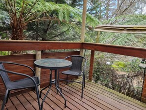 Outdoor dining - Cabin in the woods (Tanjil Bren)