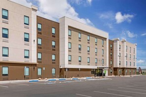 Exterior - Adventure-Ready Queen Suite Free Breakfast & Gym (Colorado Springs)