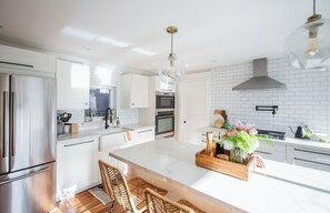 Réfrigérateur, four à micro-ondes, un four, surface de cuisson
