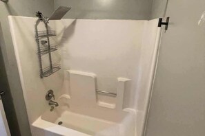 Haartrockner, Handtücher, Seife, Toilettenpapier