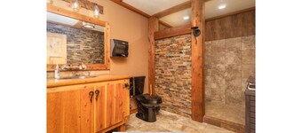 Private 40-Acre Cabin + Indoor Pickleball & Trails