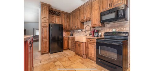 Private 40-Acre Cabin + Indoor Pickleball & Trails