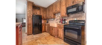 Private 40-Acre Cabin + Indoor Pickleball & Trails