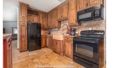 Private 40-Acre Cabin + Indoor Pickleball & Trails