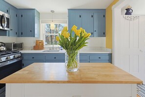 Microwave, oven, stovetop - Salt Air Cottage Minutes to Menauhant Beach - Dog Friendly (Falmouth)