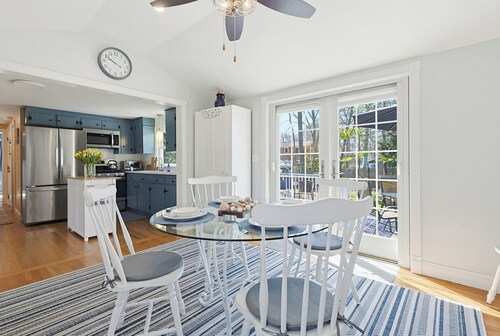 Salt Air Cottage Minutes to Menauhant Beach - Dog Friendly