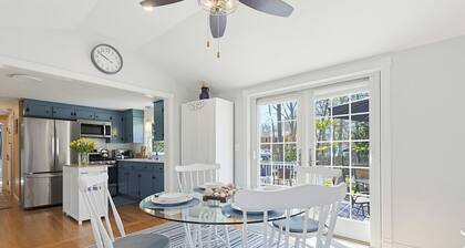 Salt Air Cottage Minutes to Menauhant Beach - Dog Friendly