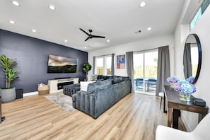 Smart TV, fireplace, stereo, computer monitors - Walk to World Cup Fan Fest!  New 3BR Luxe Home, Hot Tub, Min Stadiums, Sleeps 10 (Houston)