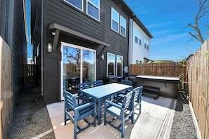 Outdoor dining - Walk to World Cup Fan Fest!  New 3BR Luxe Home, Hot Tub, Min Stadiums, Sleeps 10 (Houston)